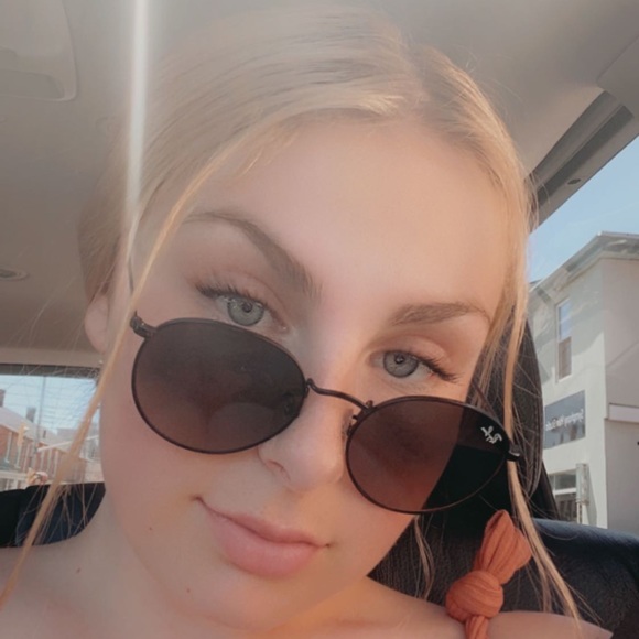 Meet your Posher, Rianna - Picture 1 of 1